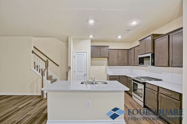 Building Photo - Spacious 3-Bed End- Unit Townhome with Mod...