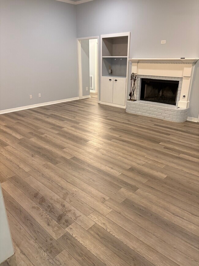 Building Photo - 5900 Clearview Cir
