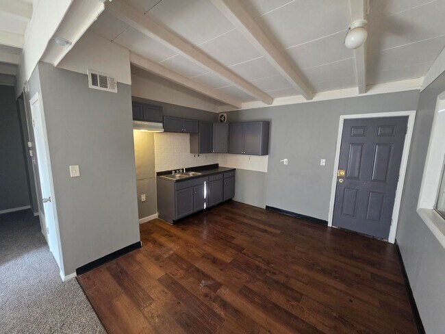 Building Photo - 500 St Barbara Ln