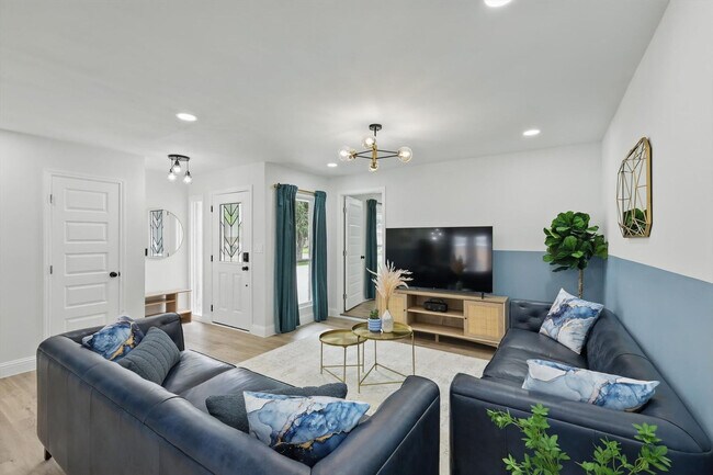 Building Photo - 3321 Ridgehaven St