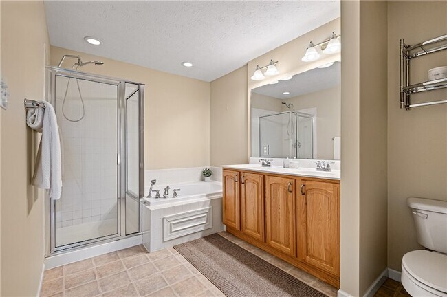 Building Photo - 208 Village Pl