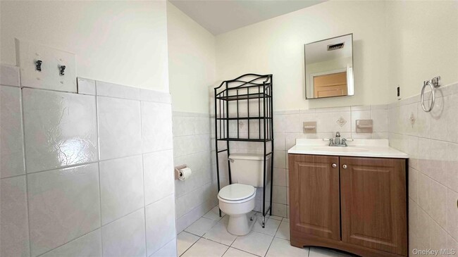 Building Photo - 64 Pine Hollow Rd