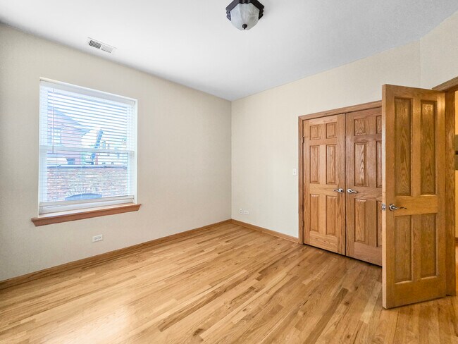 Building Photo - 4904 N Drake Ave
