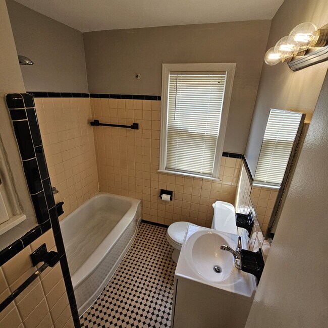 Building Photo - 2-Bedroom Ranch, Spacious Living Room, New Flooring, Kitchen with All Appliances, Laundry