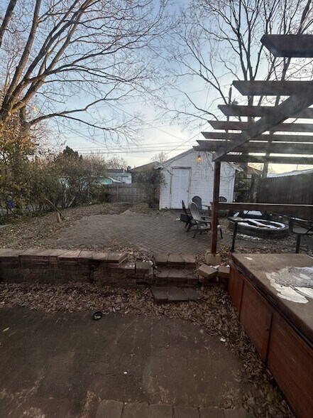 Building Photo - 518 Beckman St