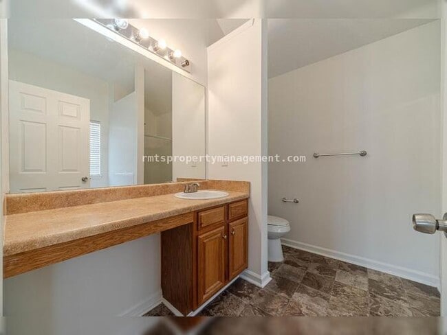 Building Photo - Spacious 4 bedroom 2.5 bath