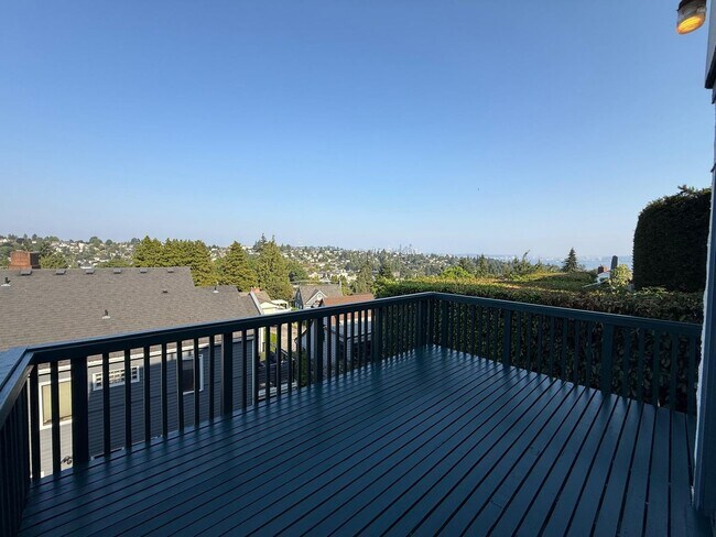 Building Photo - 2466 Montavista Pl W
