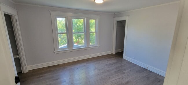 Building Photo - AVAILABLE JUNE 1ST - 2 Bed/ 1 Bath w/ Great Yard!