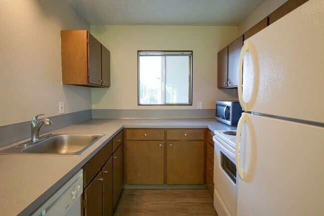 Building Photo - Top Floor One Bedroom Near OHSU Ready Early January!