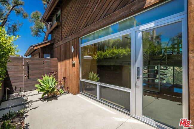 Building Photo - 1260 Linda Flora Dr