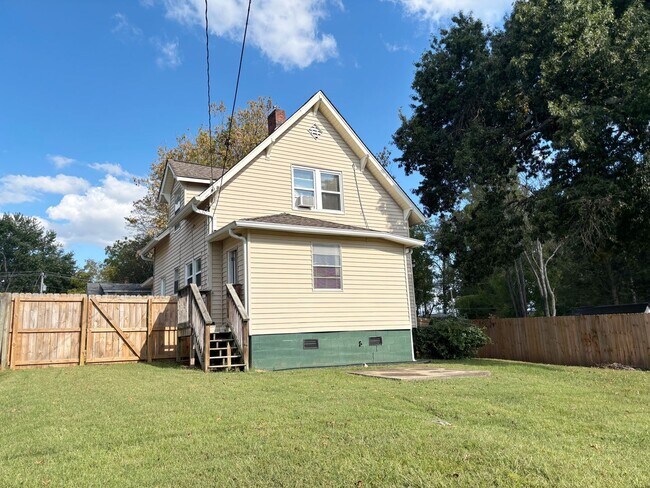 Building Photo - Alcoa 37701 - 3 bedroom 2 bath - call Jere...