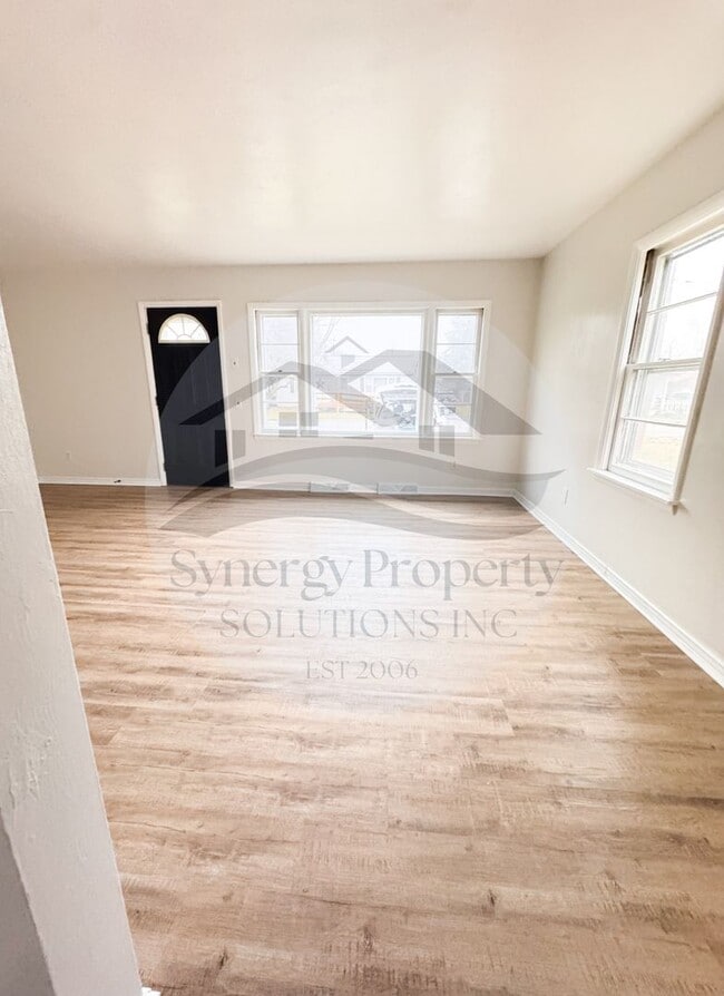 Building Photo - Crestline Home Available Now