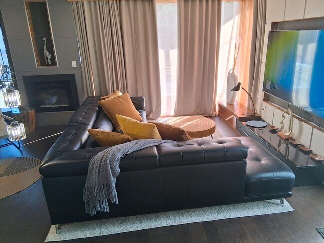 Building Photo - 603 38th St W