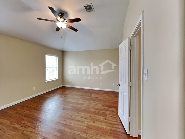 Building Photo - 20 Mira Loma Dr