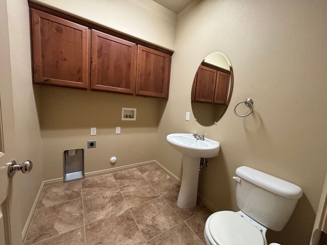 Building Photo - SPACIOUS HOME FOR RENT!