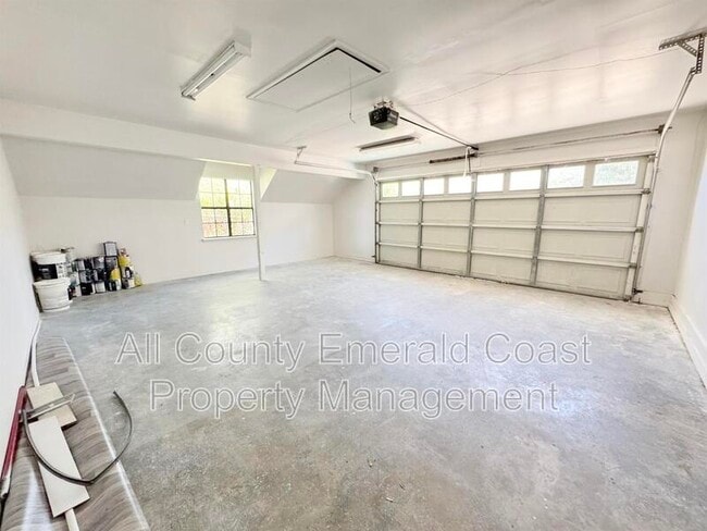 Building Photo - 710 Swan Ln