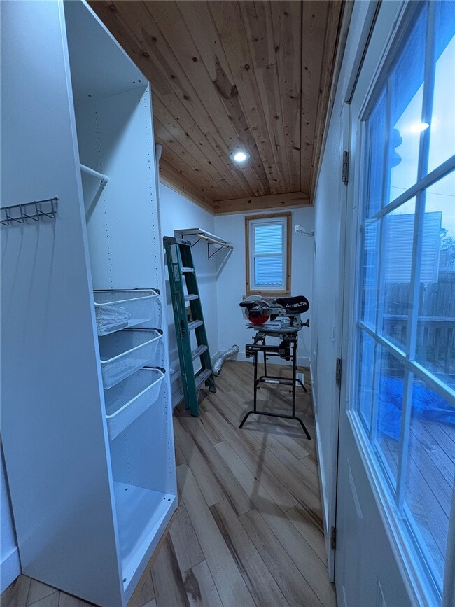 Building Photo - 115 W 6th St