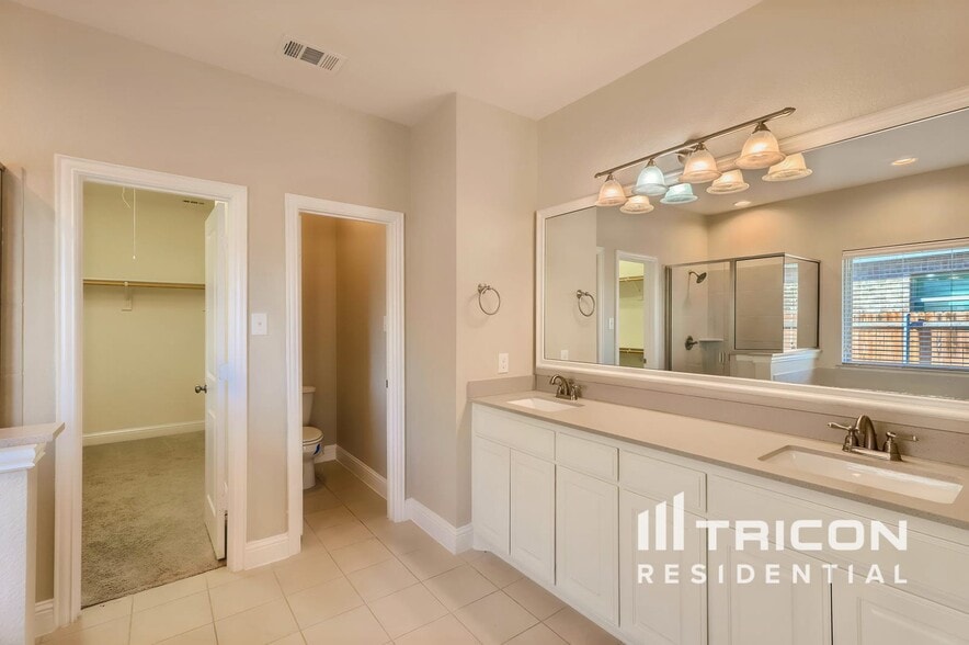 Building Photo - 319 S Hill Dr