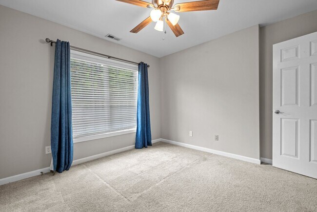 Building Photo - 3 Bed 2 Bath Convenient to Fayetteville an...