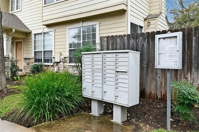 Building Photo - 8518 Cahill Dr