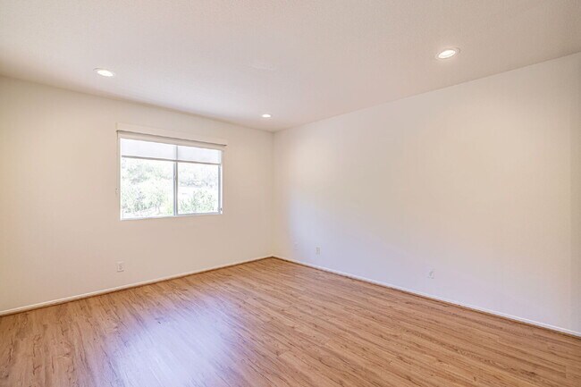 Building Photo - Executive 5-Bedroom Pool Home with Dual Master Suites in Stevenson Ranch