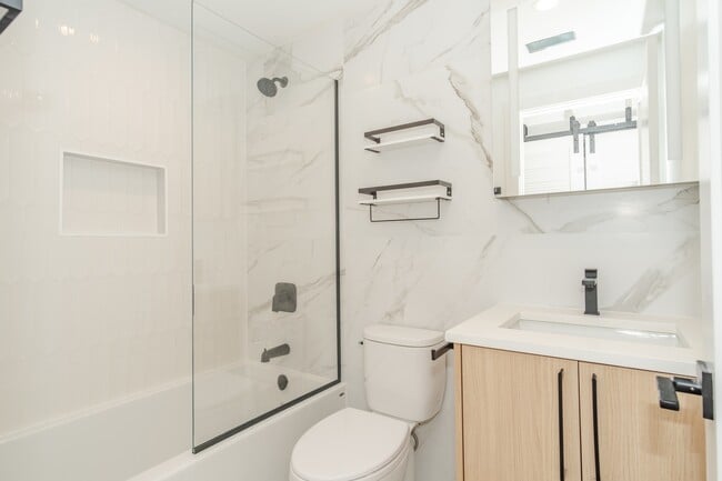 Building Photo - 2256 N Sawyer Ave