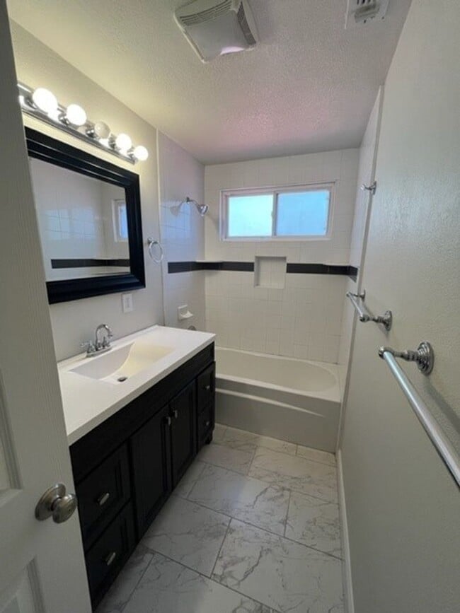 Building Photo - Spacious 2 bed 1bath home in the well desi...