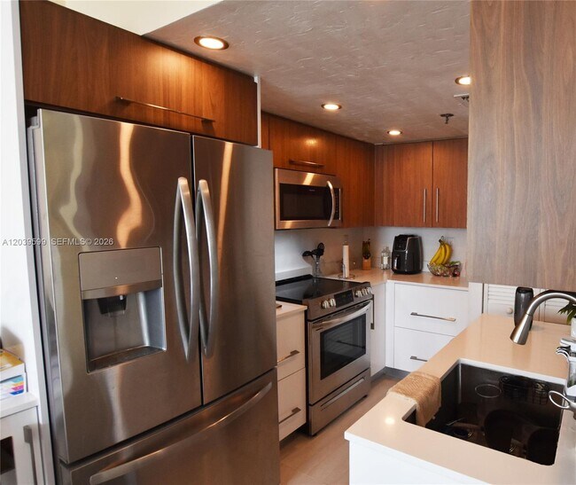 Building Photo - 540 Brickell Key Dr