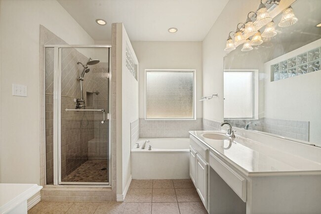 Building Photo - Spacious 4-Bedroom Home with Open Floor Plan in Plano