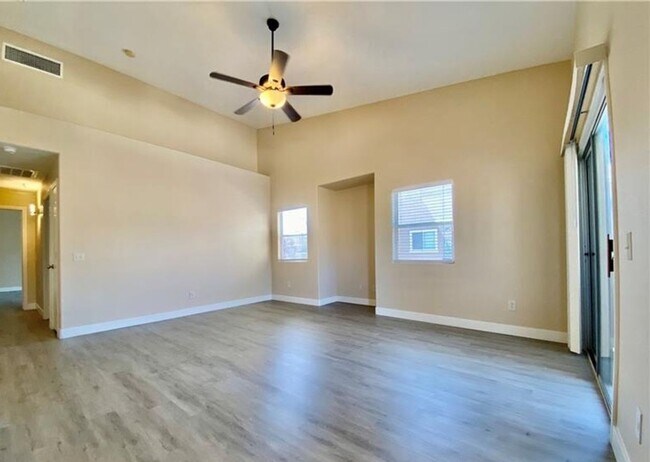 Building Photo - Beautiful, spacious top-floor 2-bedroom, 2-bathroom condo in the Southwest