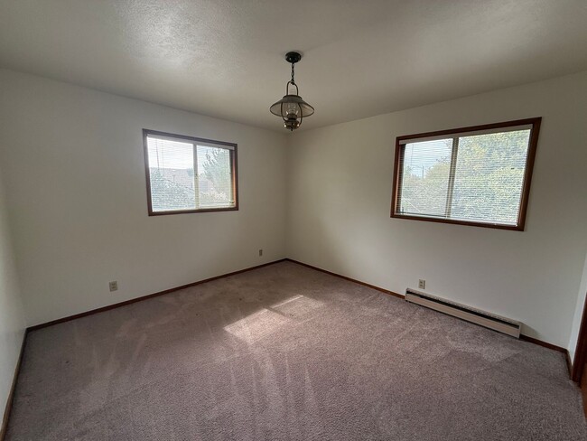 Building Photo - Spacious 3 bed 2 bath home available now!