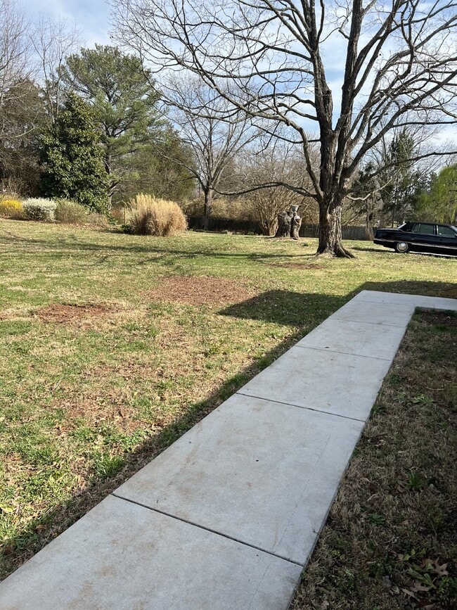 Building Photo - 3 Bdrm / 2 Bath House on a Corner Lot. Clo...