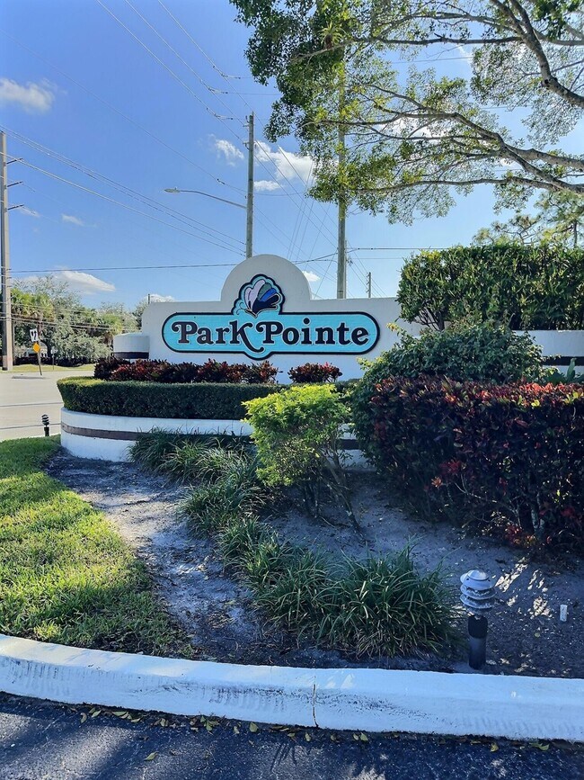 Building Photo - 3348 Lucerne Park Dr