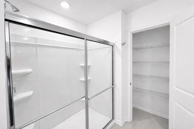 Building Photo - Like New 5 Bedroom Home with Community Amenities