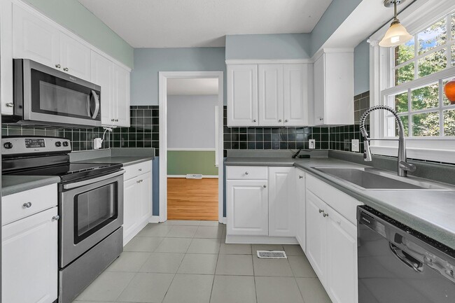 Building Photo - Move-In Ready Home in a Prime Summerville ...