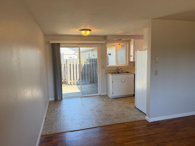 Building Photo - 3-bedroom, 1 bath duplex with garage!