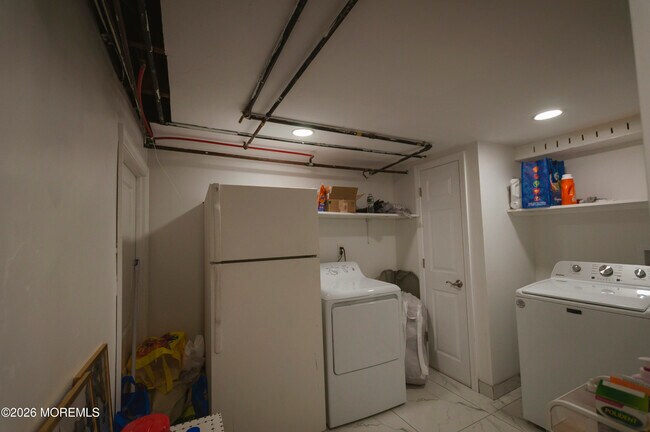 Building Photo - 295 Roosevelt Ave