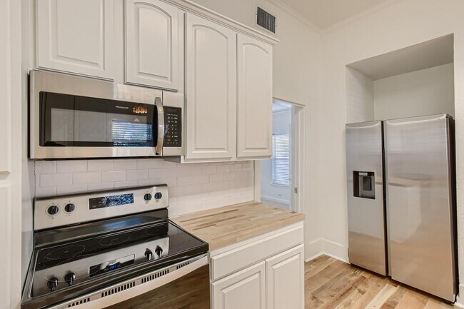 Building Photo - Updated & charming Lavaca home with large fenced yard