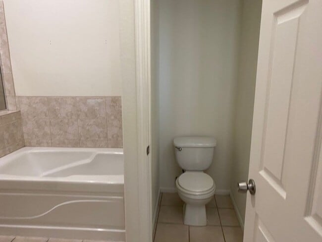 Building Photo - 3 BR 2BA House w/Fenced yard & Garage, Hol...