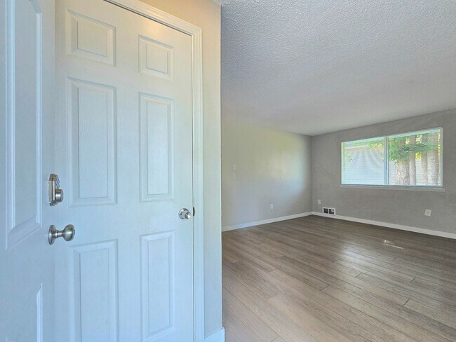 Building Photo - 2 Bedroom Unit Available Now in Gold Bar