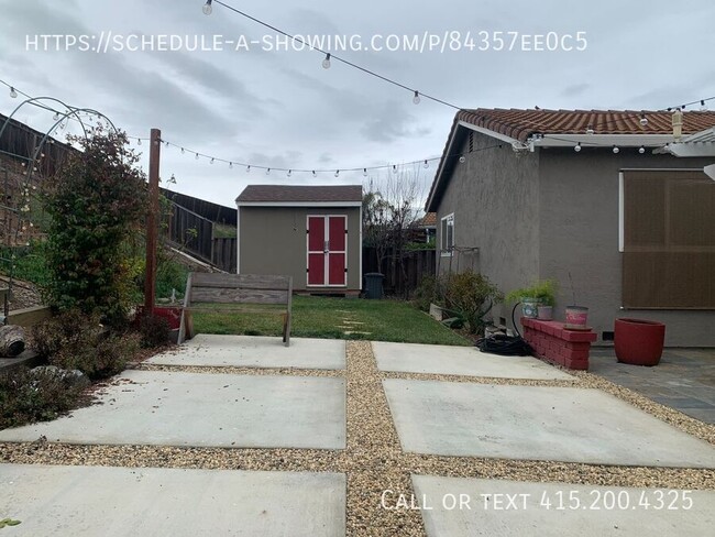 Building Photo - Charming 3-Bedroom Home with Spacious Back...