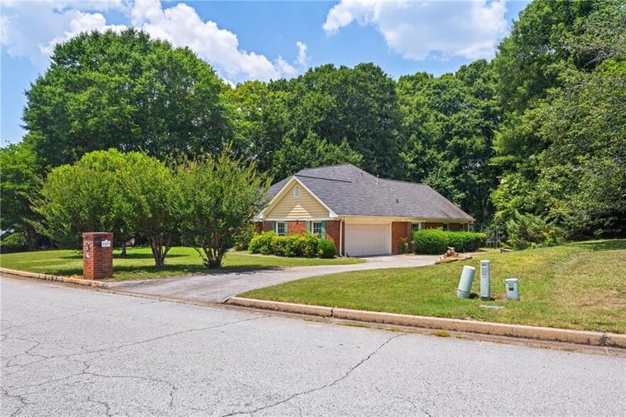 Building Photo - 2902 Bridle Creek Dr SW