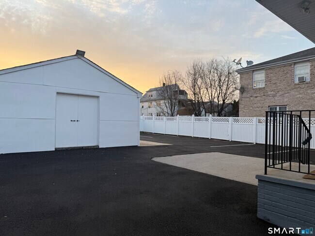 Building Photo - 85 Avery St