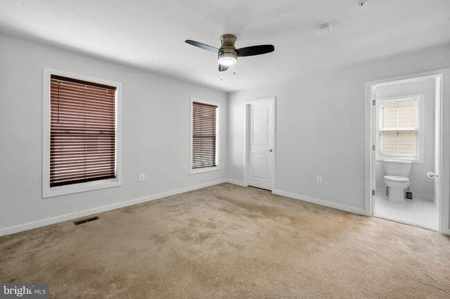 Building Photo - 2431 Glenallan Ave