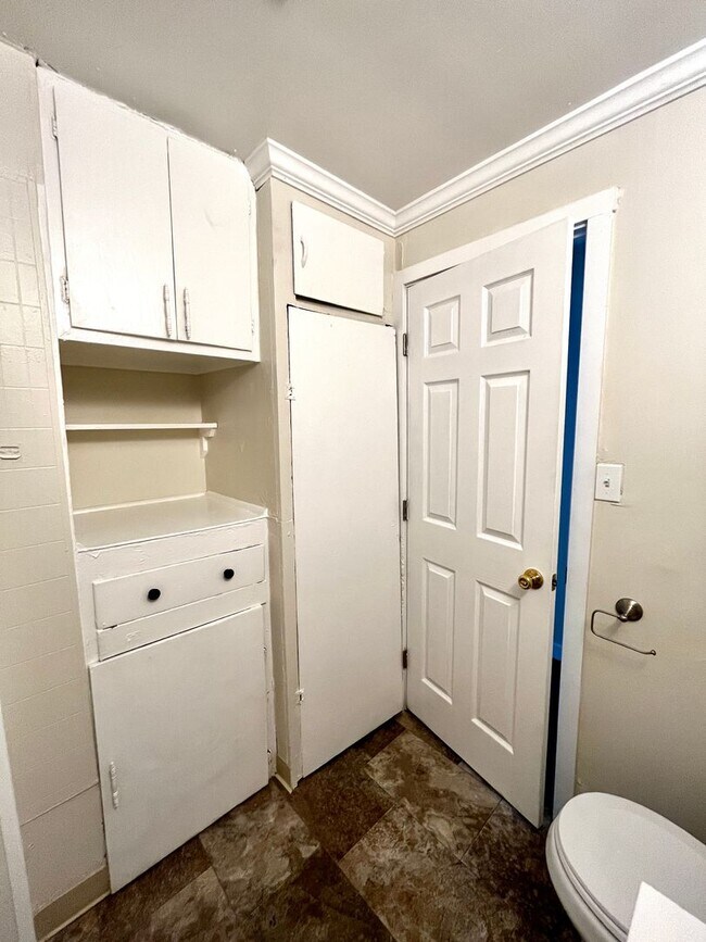 Building Photo - 2 Bedroom Single Family