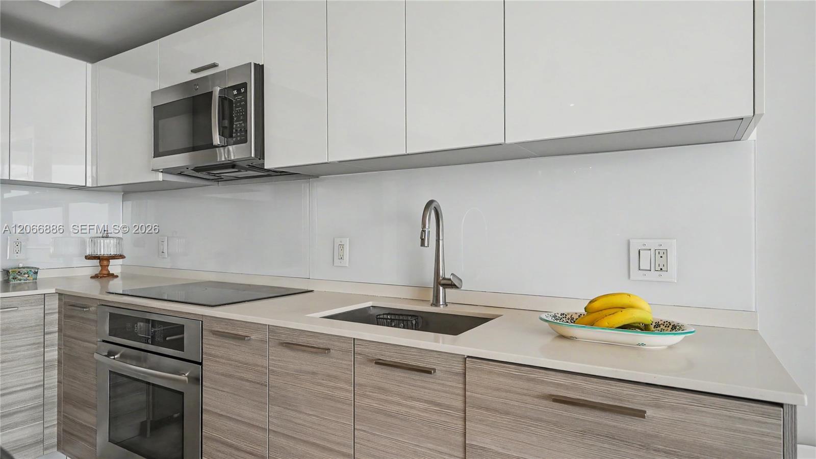 Building Photo - 1300 Brickell Bay Dr