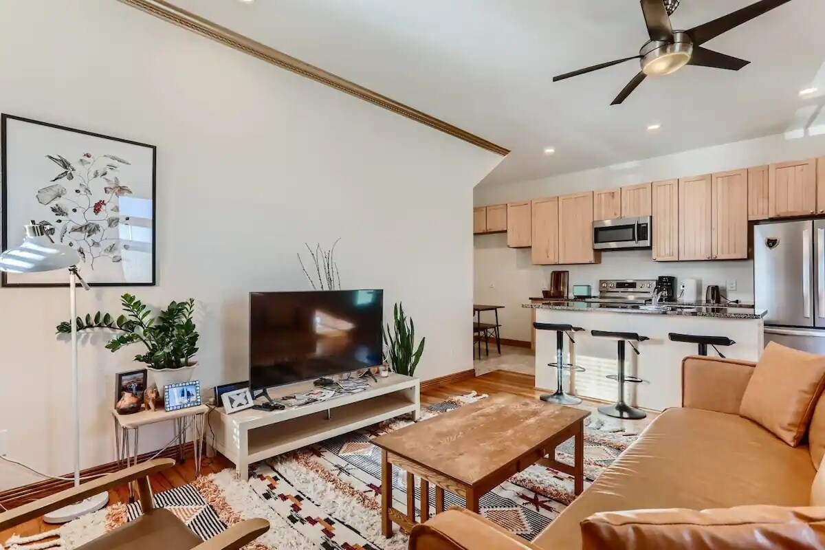 Building Photo - 973 Galapago St
