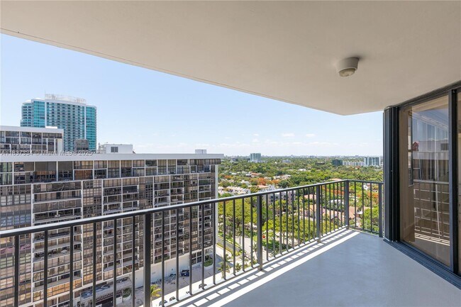 Building Photo - 1901 Brickell Ave