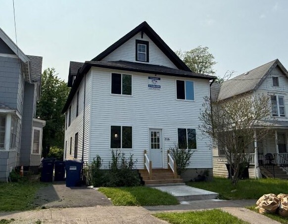 Building Photo - 216 Bassett St