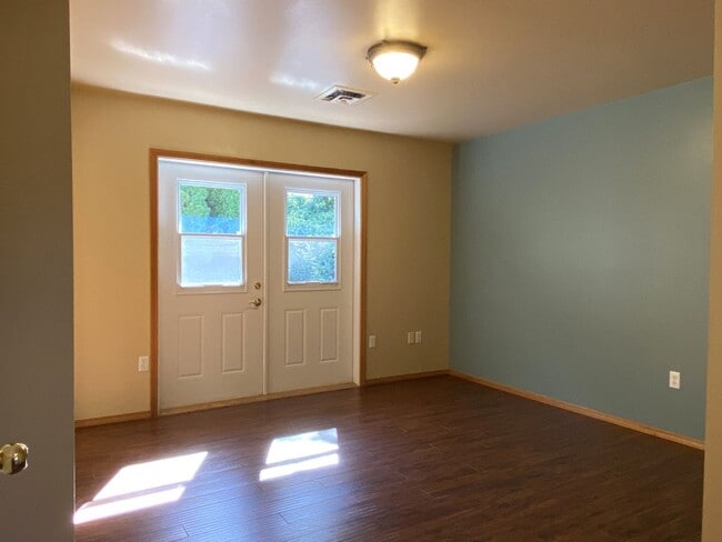 Building Photo - Single-Level Simplicity